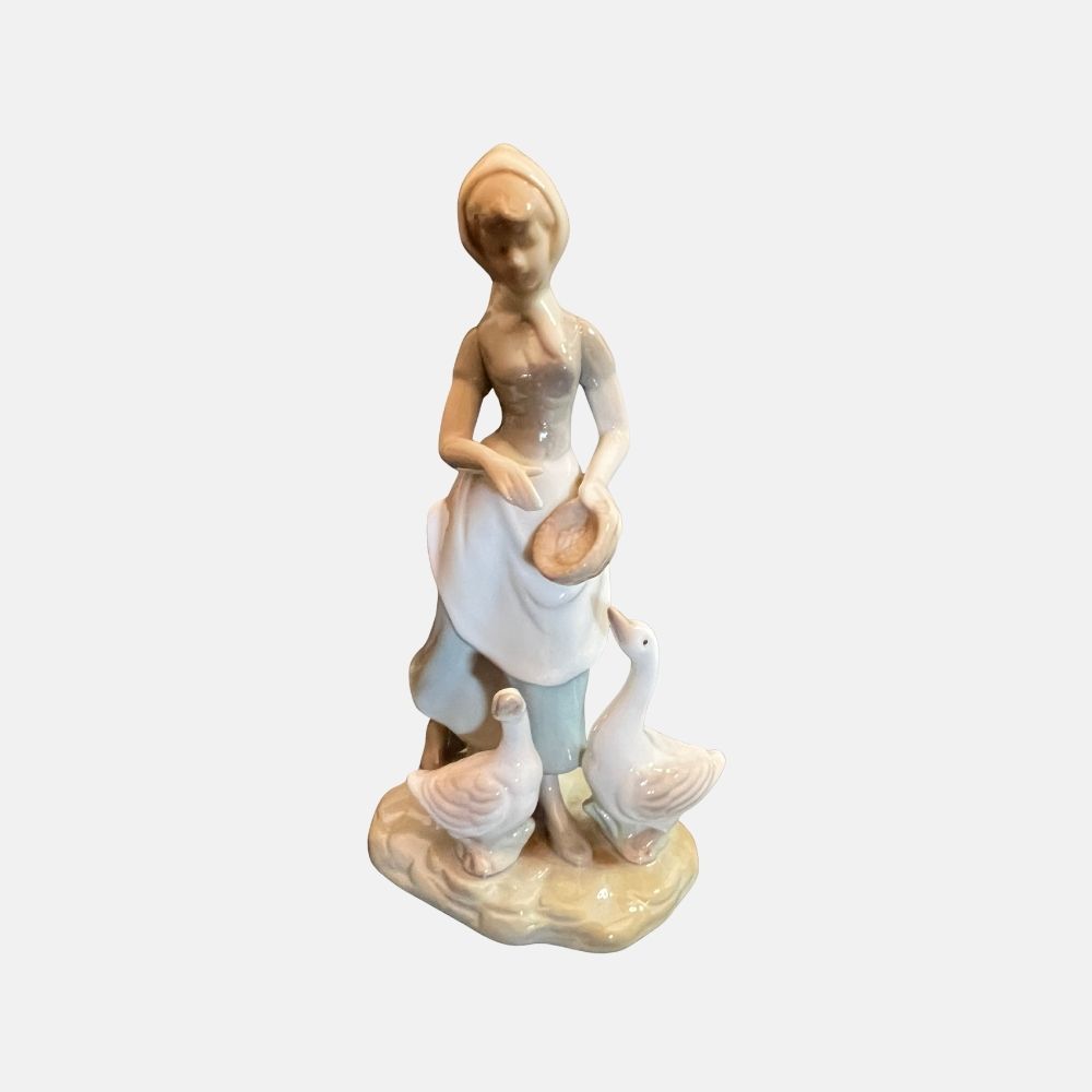 Figurín de porcelana Niña con Ganzos