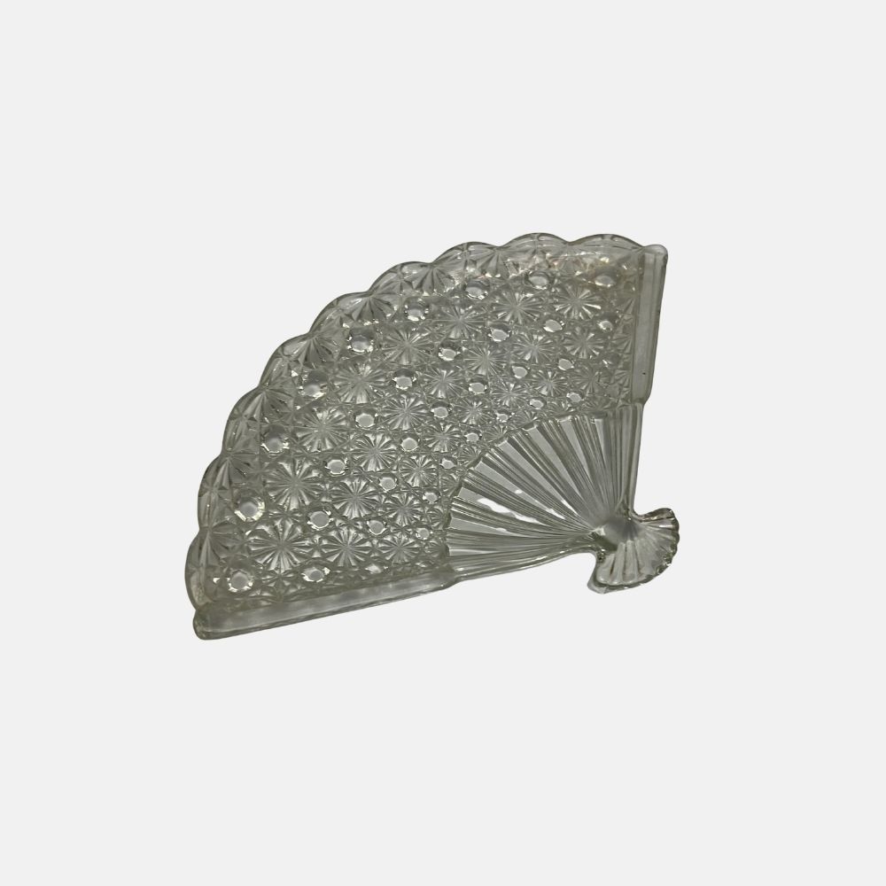 Plato de vidrio en forma de abanico