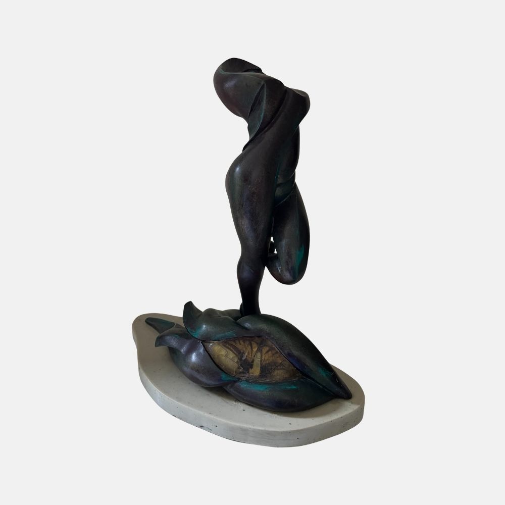 Escultura de bronce y recina