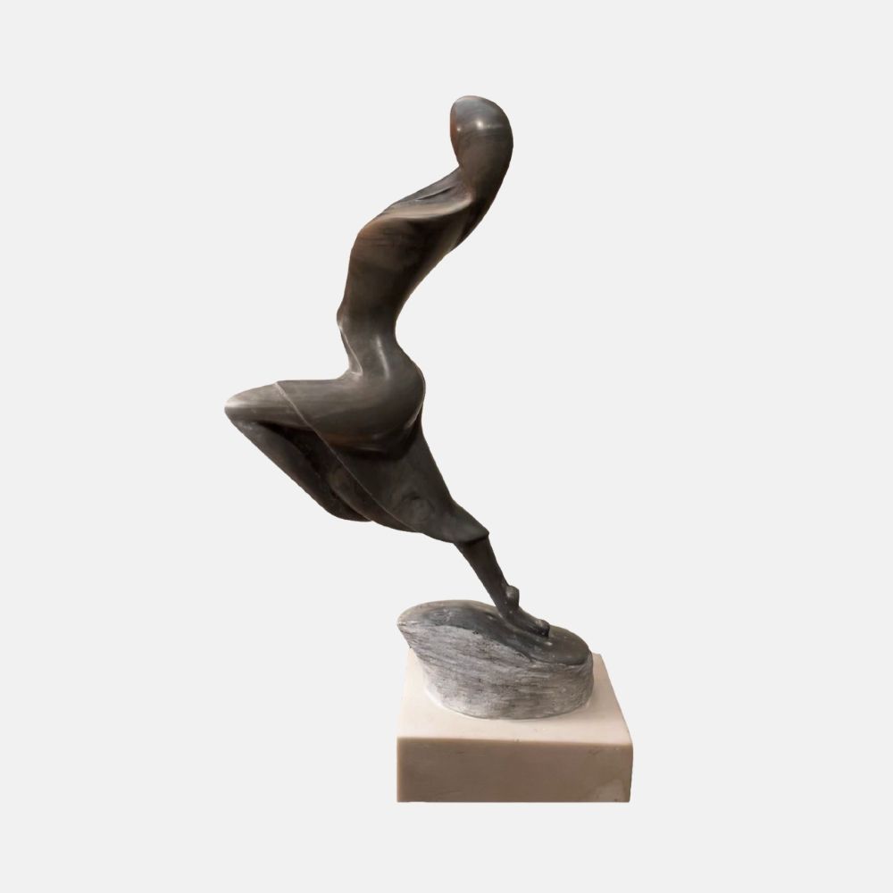 Escultura "Mujer en piqué" por Byron Ramírez