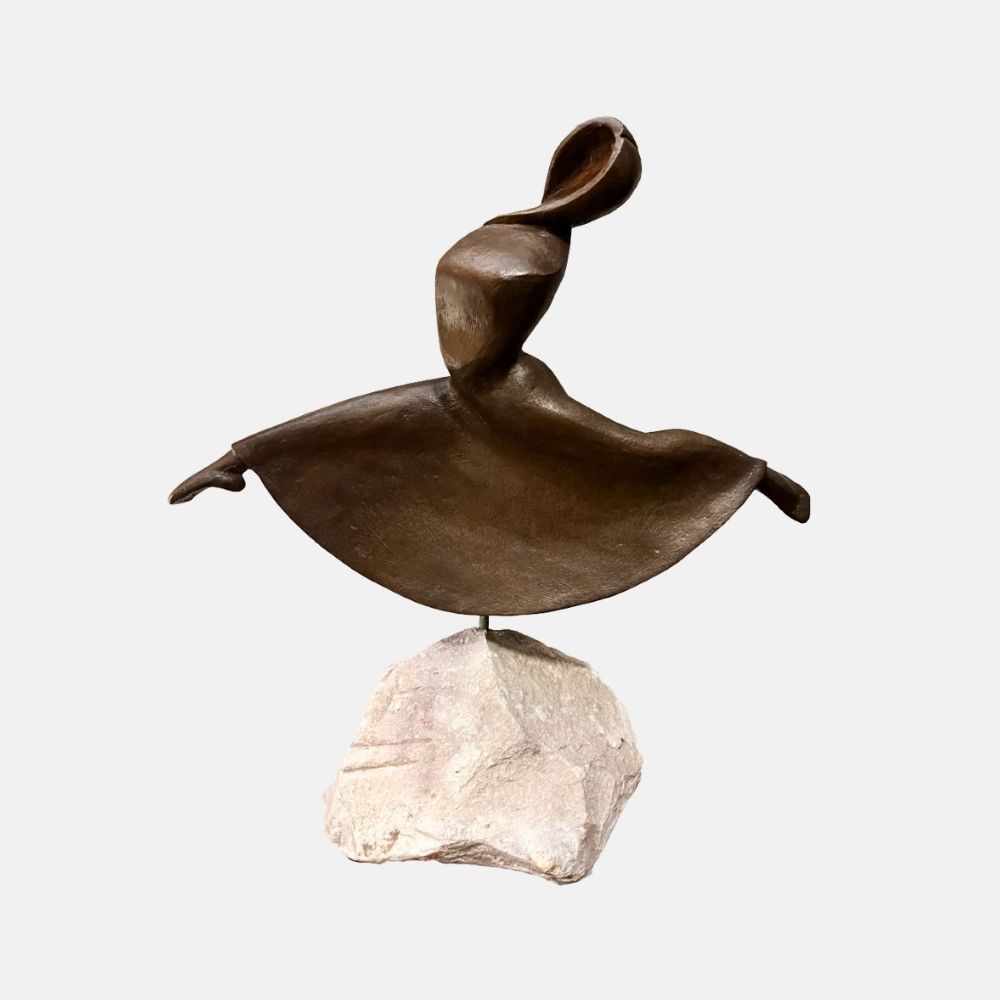 Escultura "Mujer saltando" por Byron Ramírez