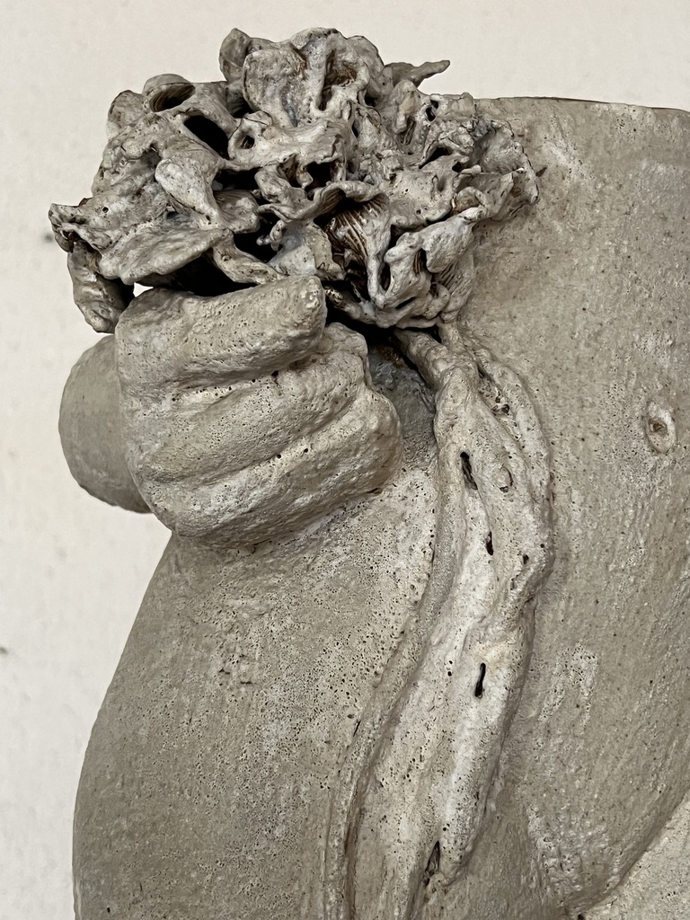 Escultura de Lucy Correa de vientre de mujer con flores