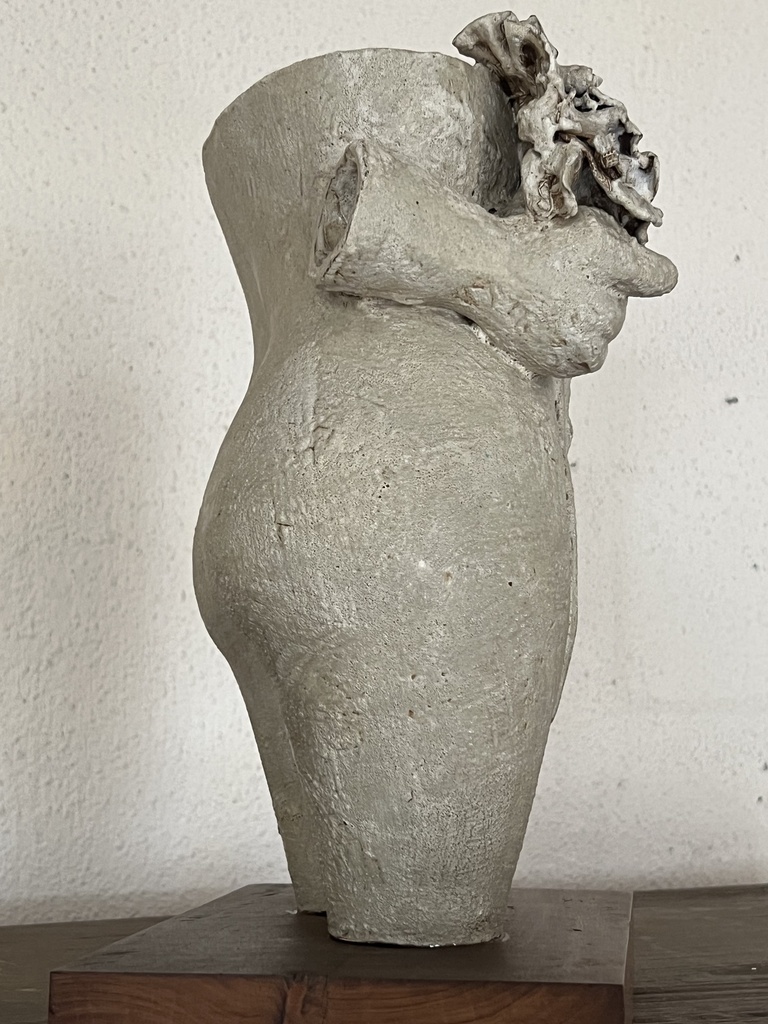 Escultura de Lucy Correa de vientre de mujer con flores