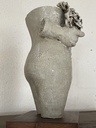 Escultura de Lucy Correa de vientre de mujer con flores