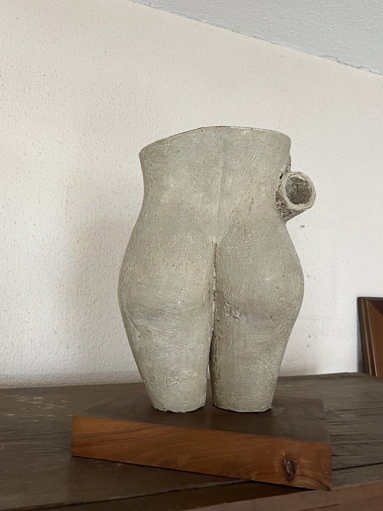 Escultura de Lucy Correa de vientre de mujer con flores