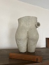 Escultura de Lucy Correa de vientre de mujer con flores