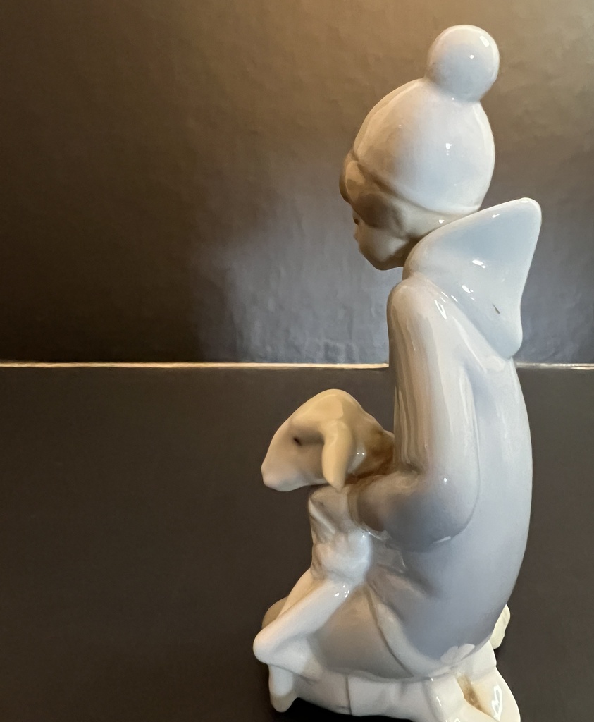 Figurín de Lladró Niño con Oveja #4676