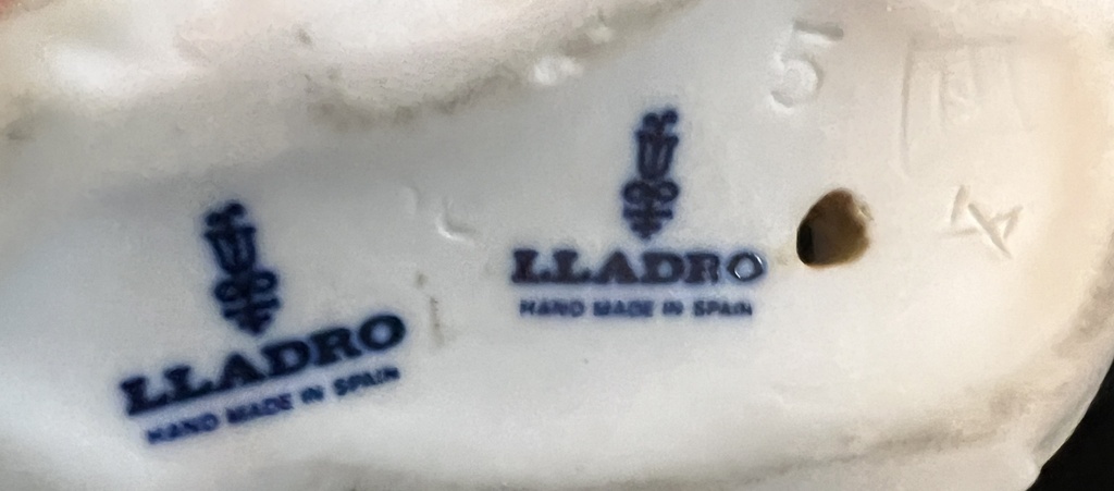Figurín de Lladró Niño con Oveja #4676