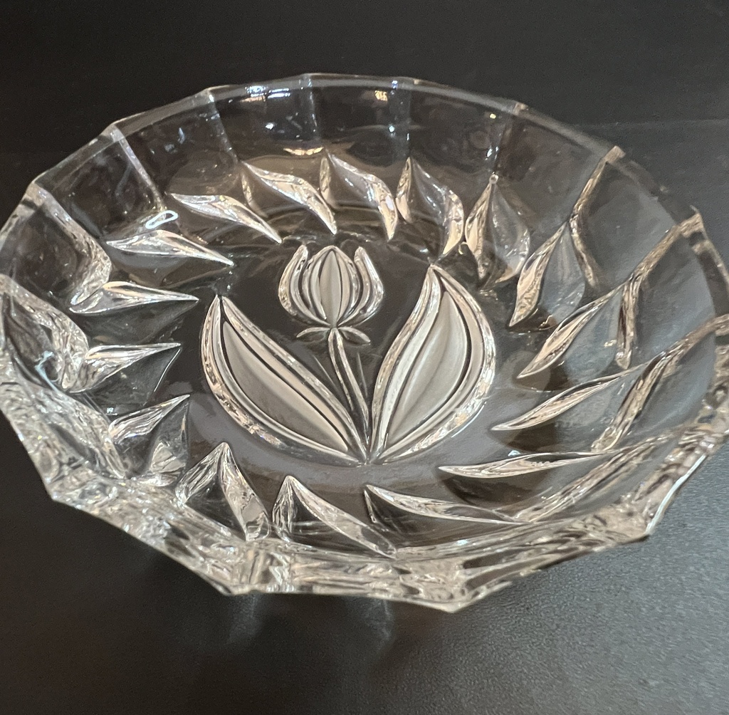 Platito de cristal cortado con diseño de tulipan