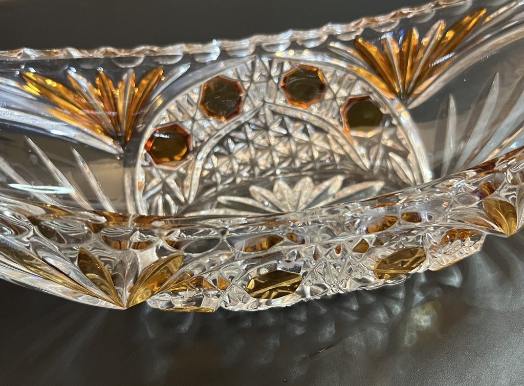 Plato de cristal cortado en forma de canoa