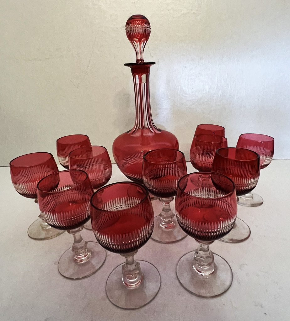 Juego Baccarat de cristal color rubí de año 1800