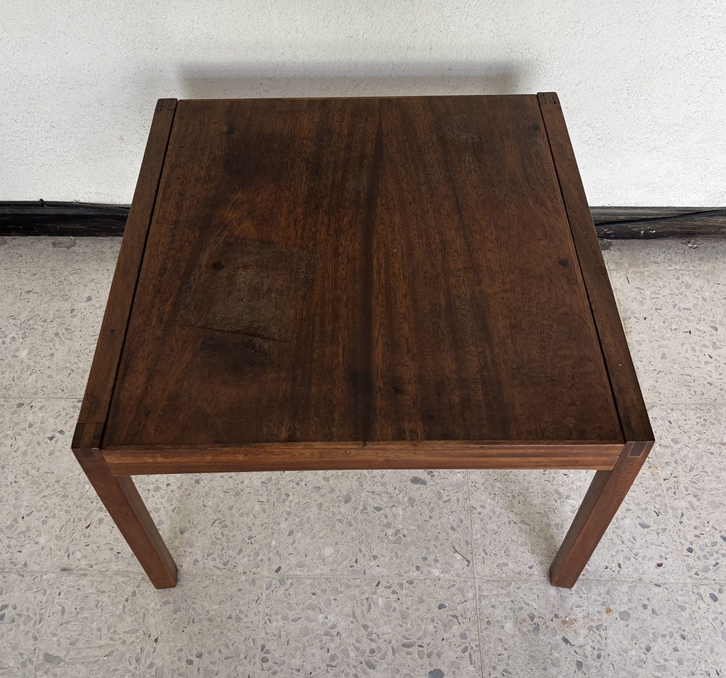 Mesa lateral de madera maciza acabado natural
