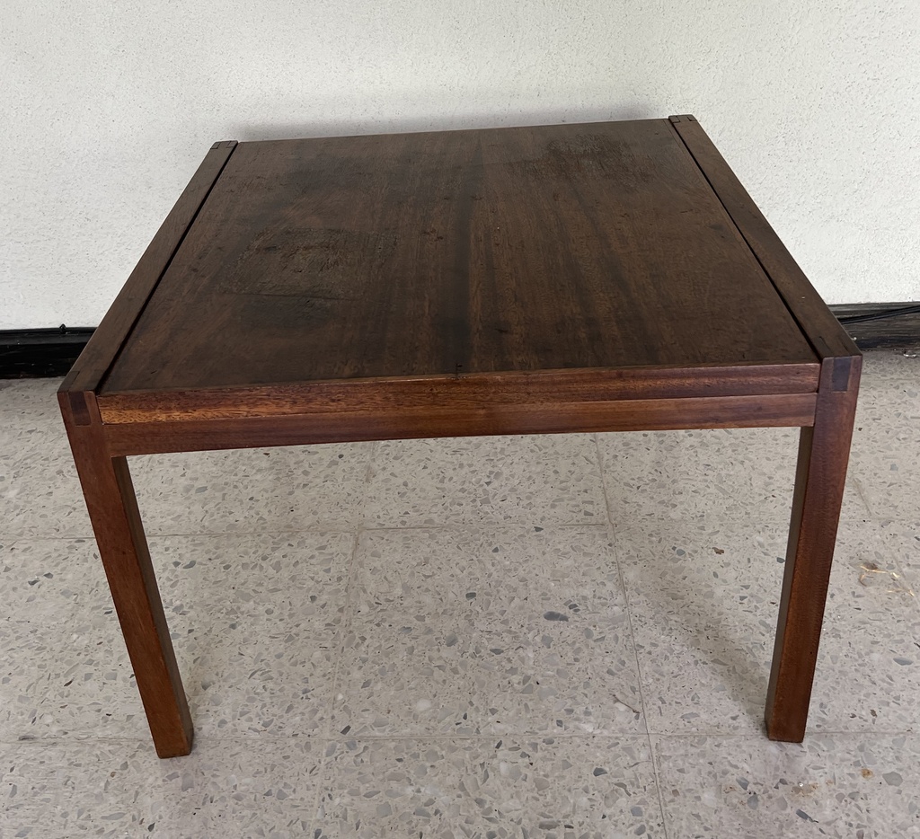 Mesa lateral de madera maciza acabado natural
