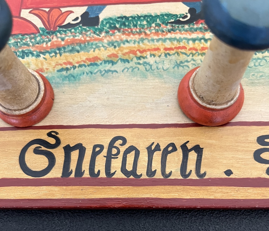 Tabla de madera pintada a mano por artesano maderero con 4 colgadores