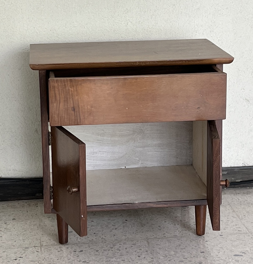 Mesa de noche de madera