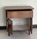 Mesa de noche de madera