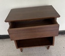 Mesa de noche de madera