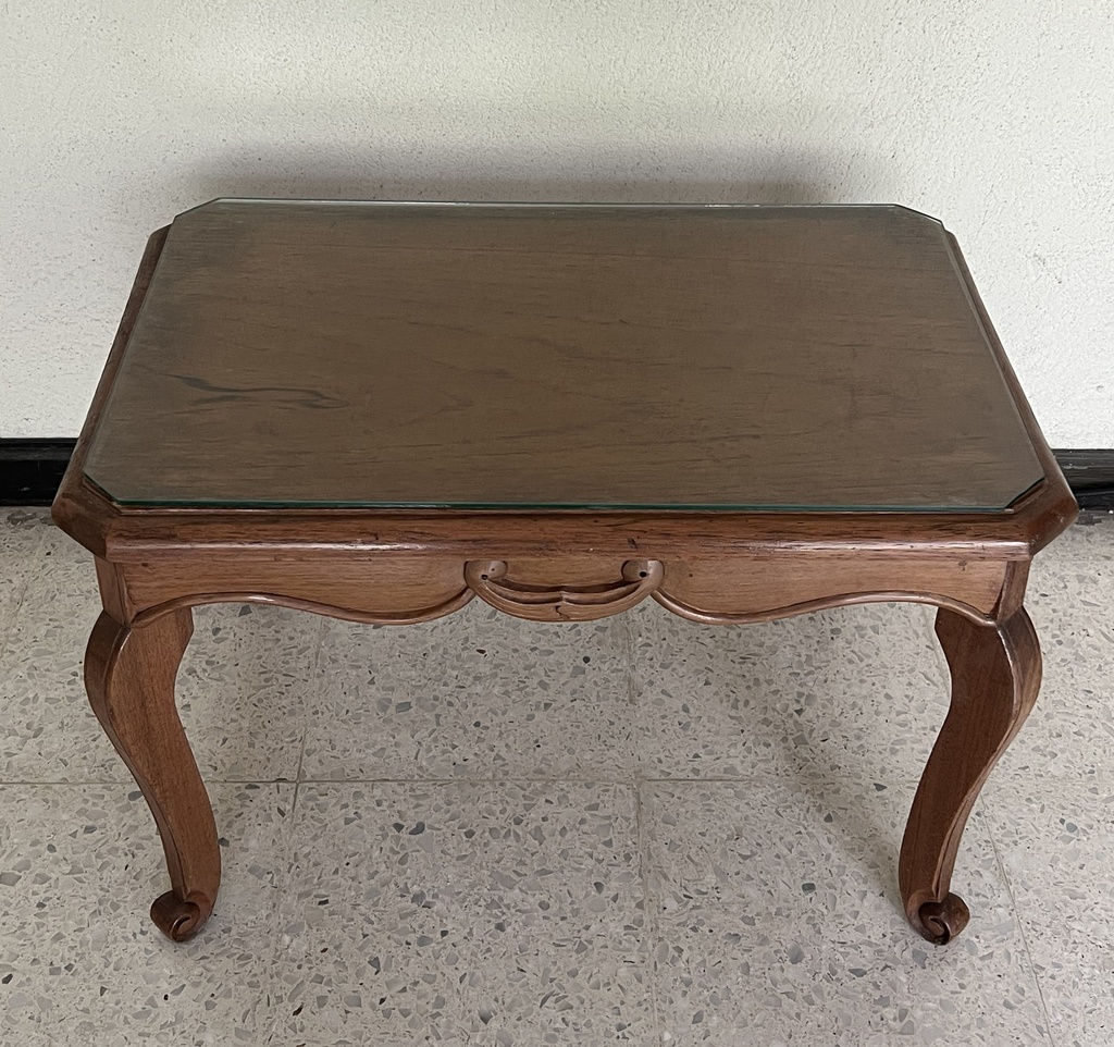 mesita auxiliar de madera maciza con labrado en los faldones. Incluye vidrio encima