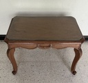 mesita auxiliar de madera maciza con labrado en los faldones. Incluye vidrio encima