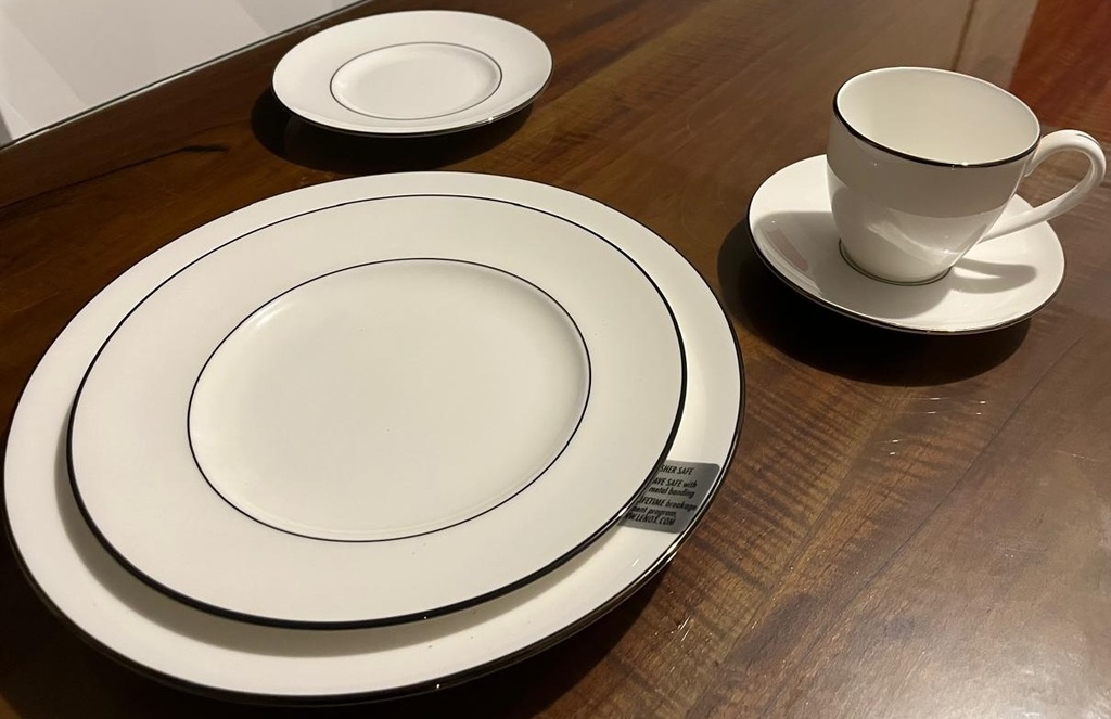 Vajilla para 12 personas marca Lenox serie Continental Dining Platinum