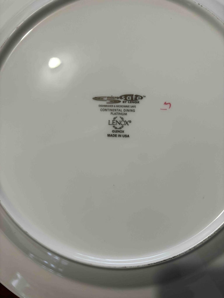 Vajilla para 12 personas marca Lenox serie Continental Dining Platinum