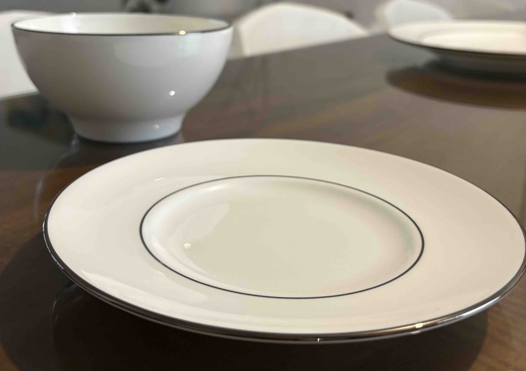 Vajilla para 12 personas marca Lenox serie Continental Dining Platinum