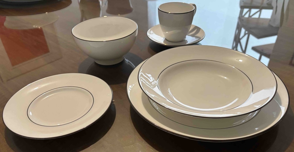 Vajilla para 12 personas marca Lenox serie Continental Dining Platinum