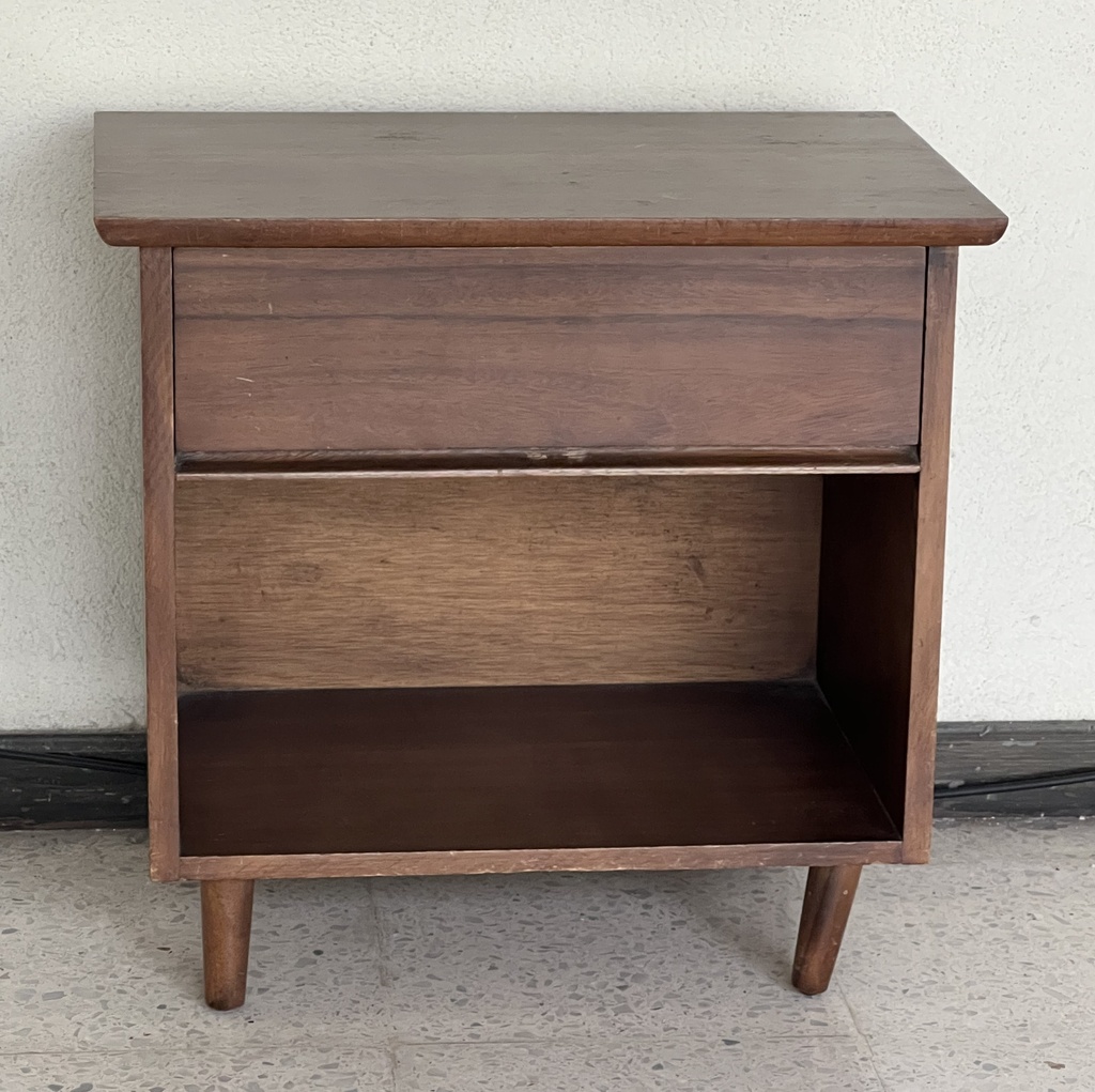 Mesa de noche de madera