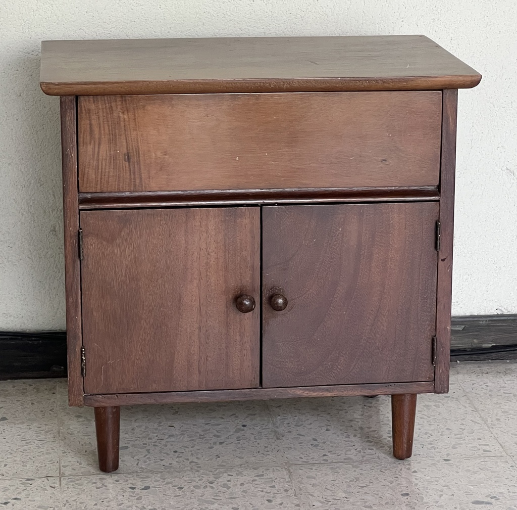 Mesa de noche de madera