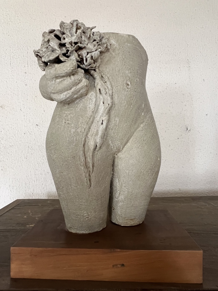 Escultura de Lucy Correa de vientre de mujer con flores