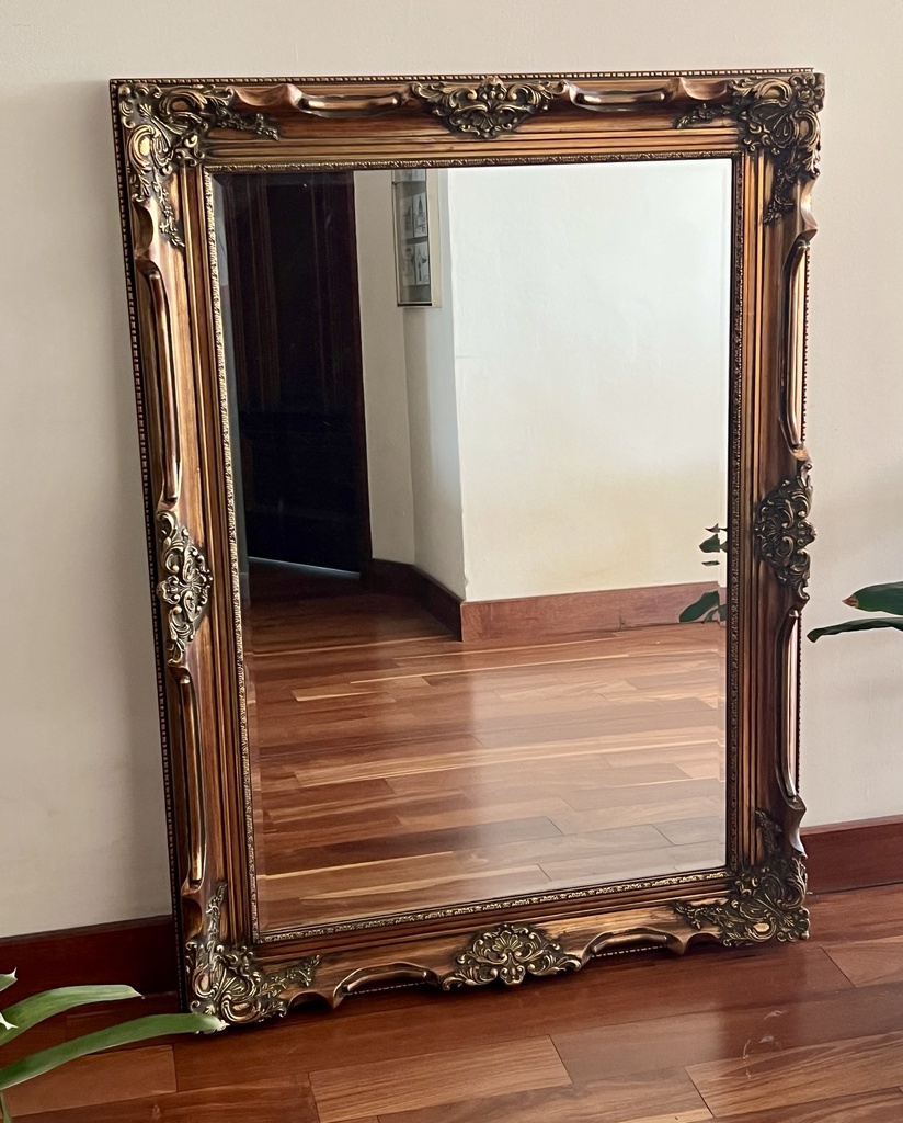 Espejo biselado rectangular con apliques dorados