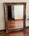 Espejo biselado rectangular con apliques dorados