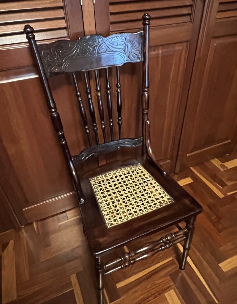 Silla antigua con asiento de mimbre