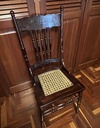 Silla antigua con asiento de mimbre