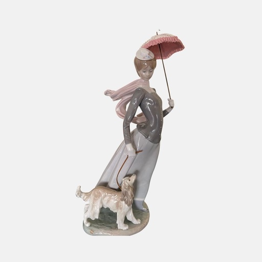 [MILz151723] Figura de Lladró mujer con perro, parasol y bufanda - Antigua