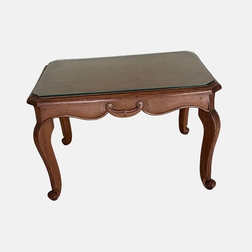 [MILz151876] mesita auxiliar de madera maciza con labrado en los faldones. Incluye vidrio encima