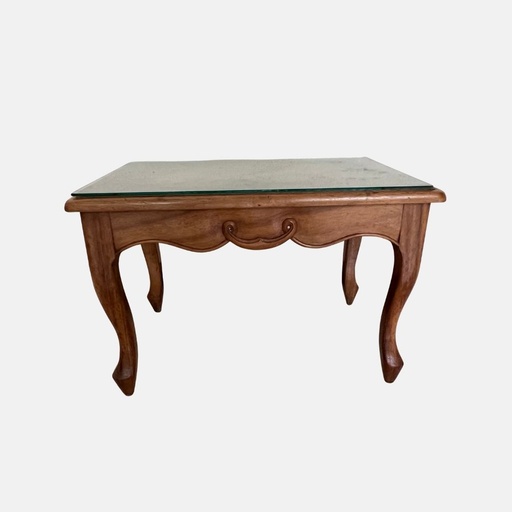 [MILz151939] mesita auxiliar de madera maciza con labrado en los faldones. Incluye vidrio encima