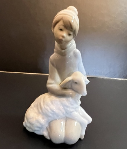[TBz15005] Figurín de Lladró Niño con Oveja #4676