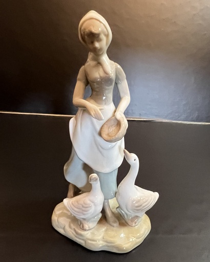 [TBz15006] Figurín de porcelana Niña con Ganzos