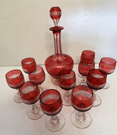 [TBz15045] Juego Baccarat de cristal color rubí de año 1800