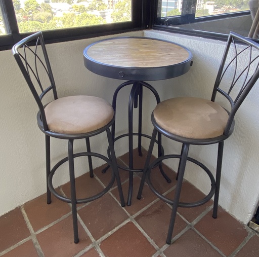 [RCab001] MESA COCTELERA CON SILLAS