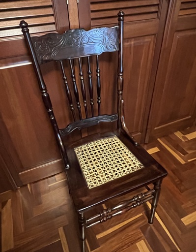 [AdC0047] Silla antigua con asiento de mimbre